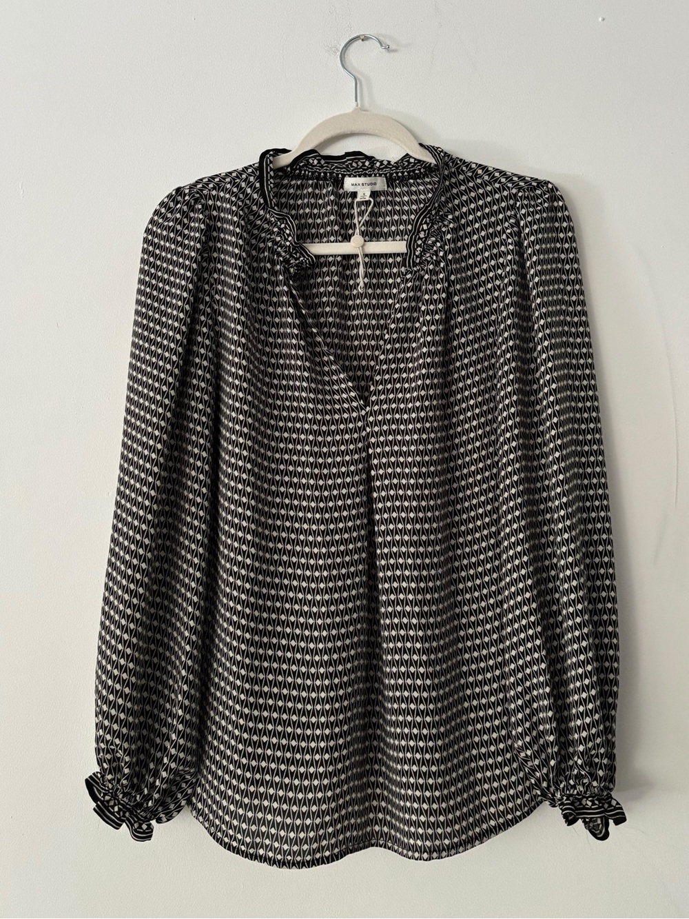 Max Studio Womens Blouse S Black White Geometric Print Ruffle Split V Neck Top